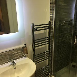 Deluxe Double Room Shower